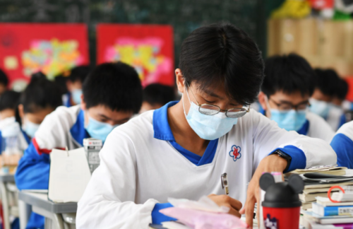 2023年重庆高考数学还是一如既往地难，语文还是很简单，